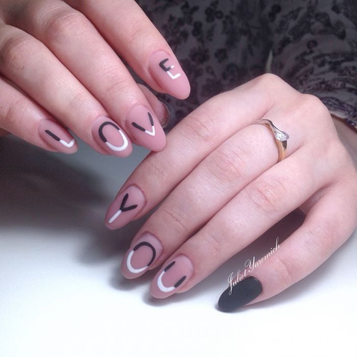 Нюдовий манікюр чорний з написом, фото - Нігтьова студія Nail Studio