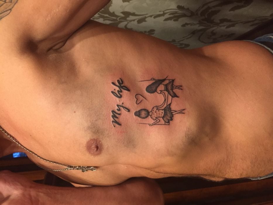 Черно-белые на груди надпись, фото - Тату мастер Tattoo 882