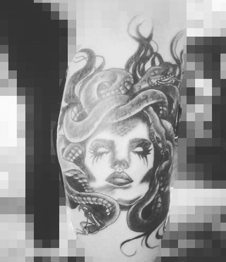 На руці реалізм чорно-білі, фото - Тату майстер Tattoo 882