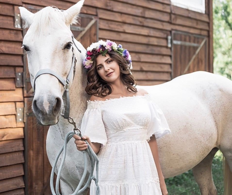 Фотосесія на природі з конем у сукні, фото - Візажист Александра Понуда