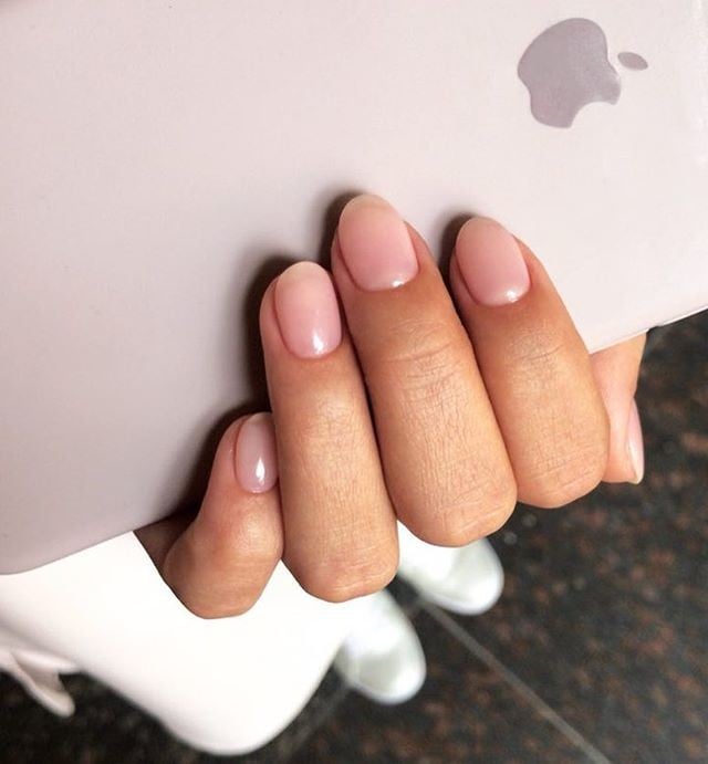 Маникюр на короткие ногти нежный нюдовый, фото -  EkaBeauty