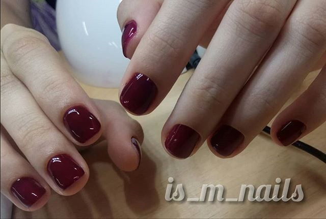 Класичний манікюр на короткі нігті бордовий, фото - Майстер манікюру Мирослава Вишневская