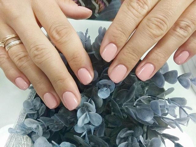 Манікюр на короткі нігті ніжний нюдовий, фото -  SADOK beauty