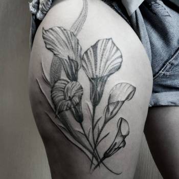 Тату женские цветы на бедре, фото - Тату мастер Константин Варварук