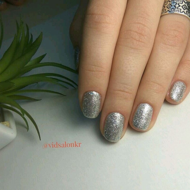 Маникюр на короткие ногти с блестками блестящий, фото -  V.I.D