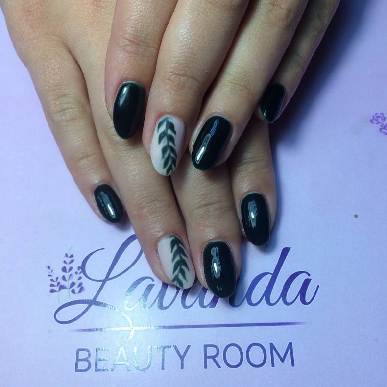 Манікюр з малюнком чорний на овальні нігті, фото -  Lavanda Beauty room