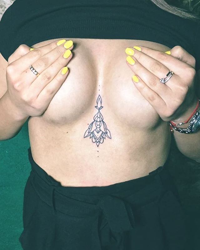 Для дівчат між грудьми, фото - Тату майстер Вика