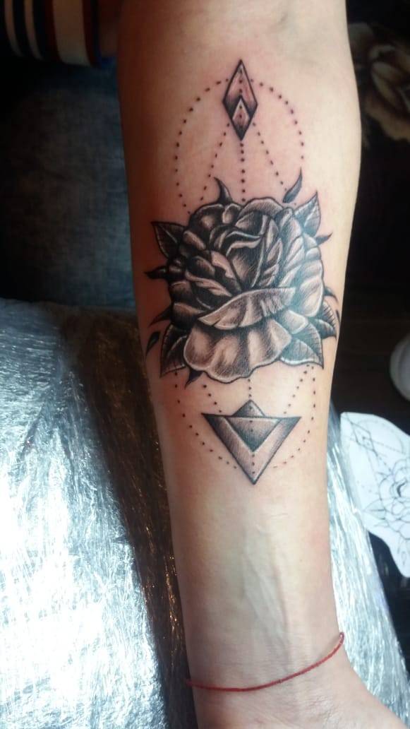 Женские на предплечье роза, фото - Тату мастер TimaTattoo