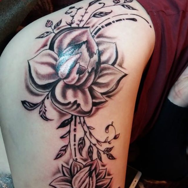 Женские черно-белые цветы, фото - Тату мастер TimaTattoo