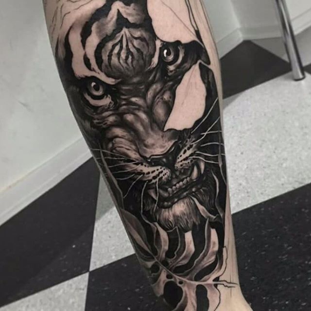 На предплечье реализм черно-белые, фото - Тату мастер TimaTattoo