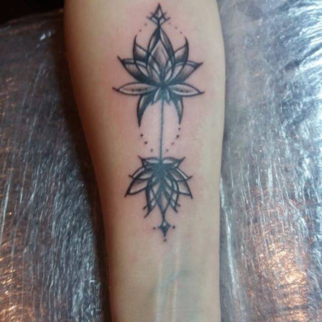 Для дівчат на передпліччі чорно-білі, фото - Тату майстер TimaTattoo