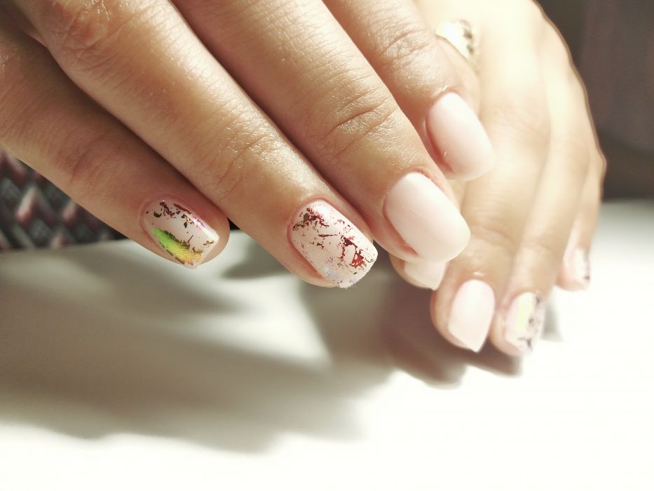 Маникюр на короткие ногти нежный нюдовый, фото -  Crystal Beauty studio