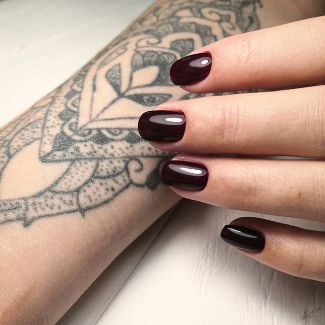 Маникюр на короткие ногти бордовый однотонный (монохромный), фото - Ногтевая студия Nails Factory by Elena Gerzanich