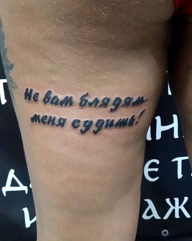 Женские черно-белые на бедре, фото - Тату мастер Педченко
