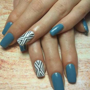 Аппаратный маникюр с покрытием и дизайном