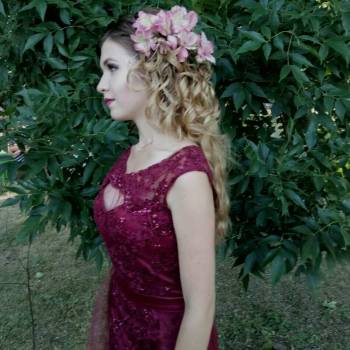 Прическа на выпускной вечер с живыми цветами