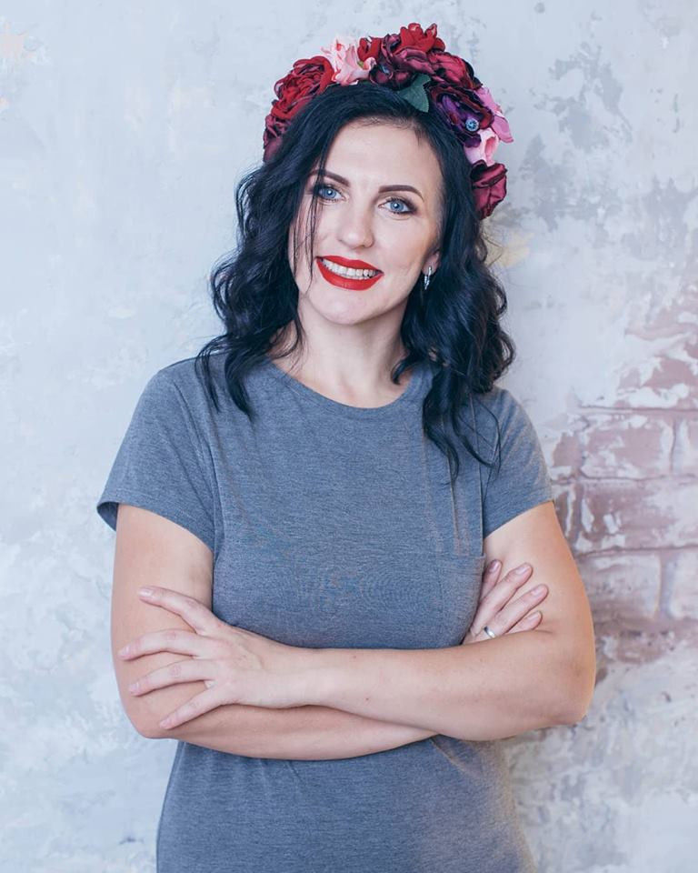 Фотосесія у студії портретна біля стіни, фото -  Astets beauty zone