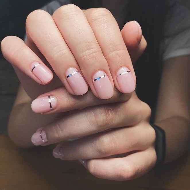 Маникюр на короткие ногти нюдовый с серебром, фото -  Beauty Studio