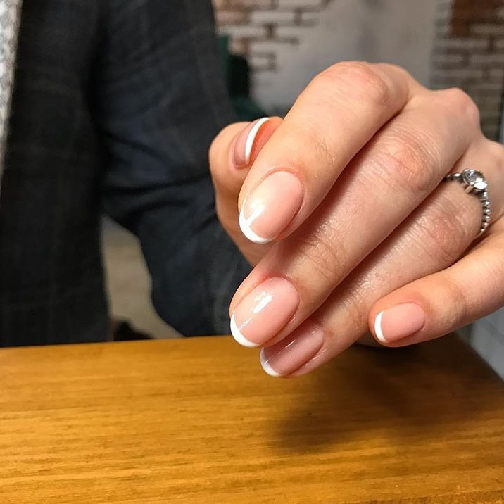 Классический маникюр на короткие ногти нежный, фото -  Beauty Studio