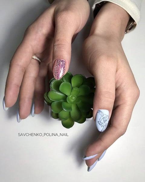 Манікюр з блискітками малюнком різні руки, фото - Нігтьова студія Pion Nail Studio