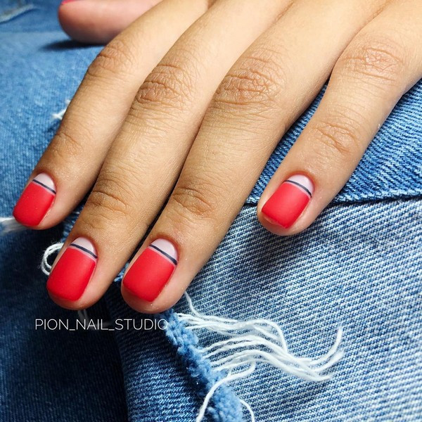 Червоний манікюр на короткі нігті з малюнком, фото - Нігтьова студія Pion Nail Studio