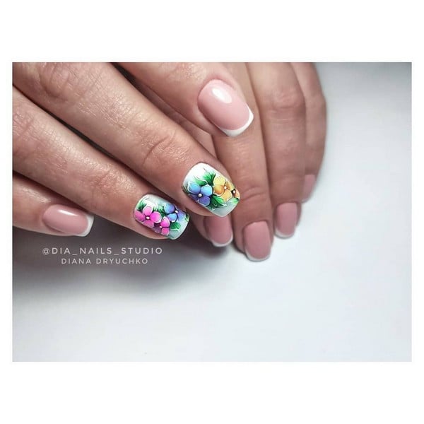 Французский маникюр с рисунком цветами, фото -  Dianails