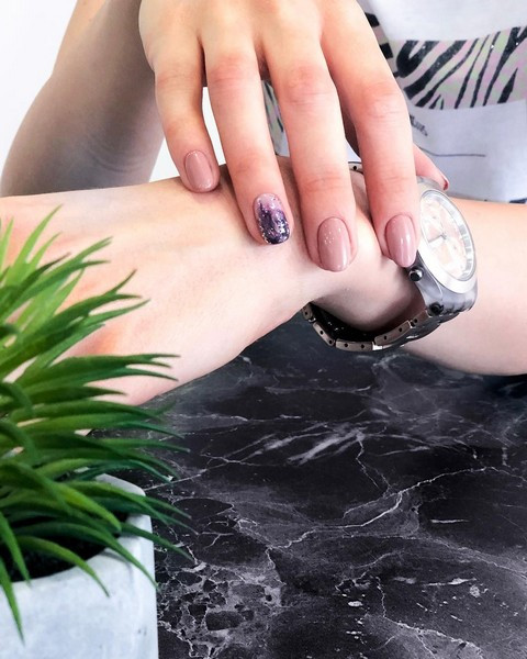 Нюдовий манікюр з блискітками акцентом на один ніготь, фото -  Le Melange