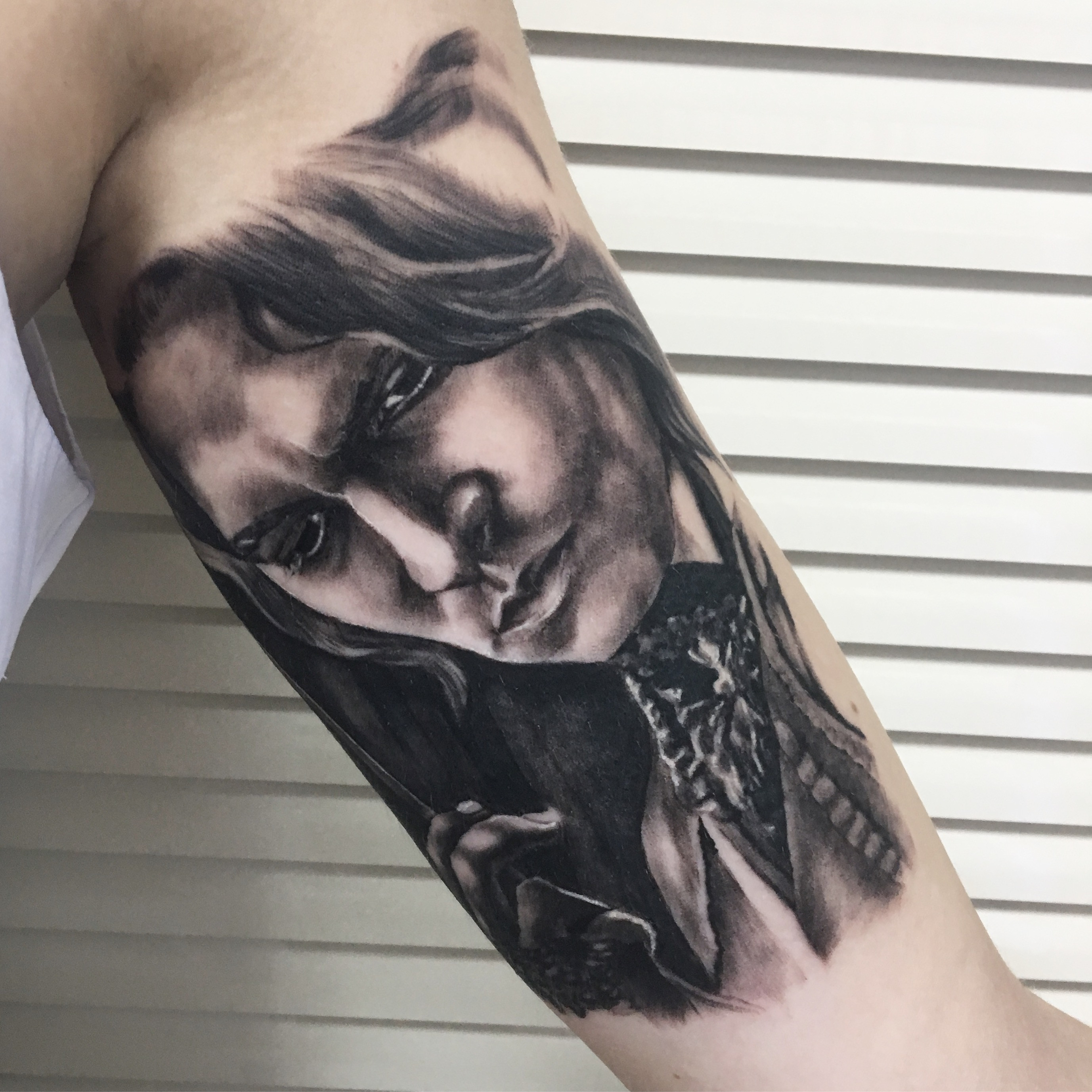 Женские на руке реализм, фото -  SAO Tattoo