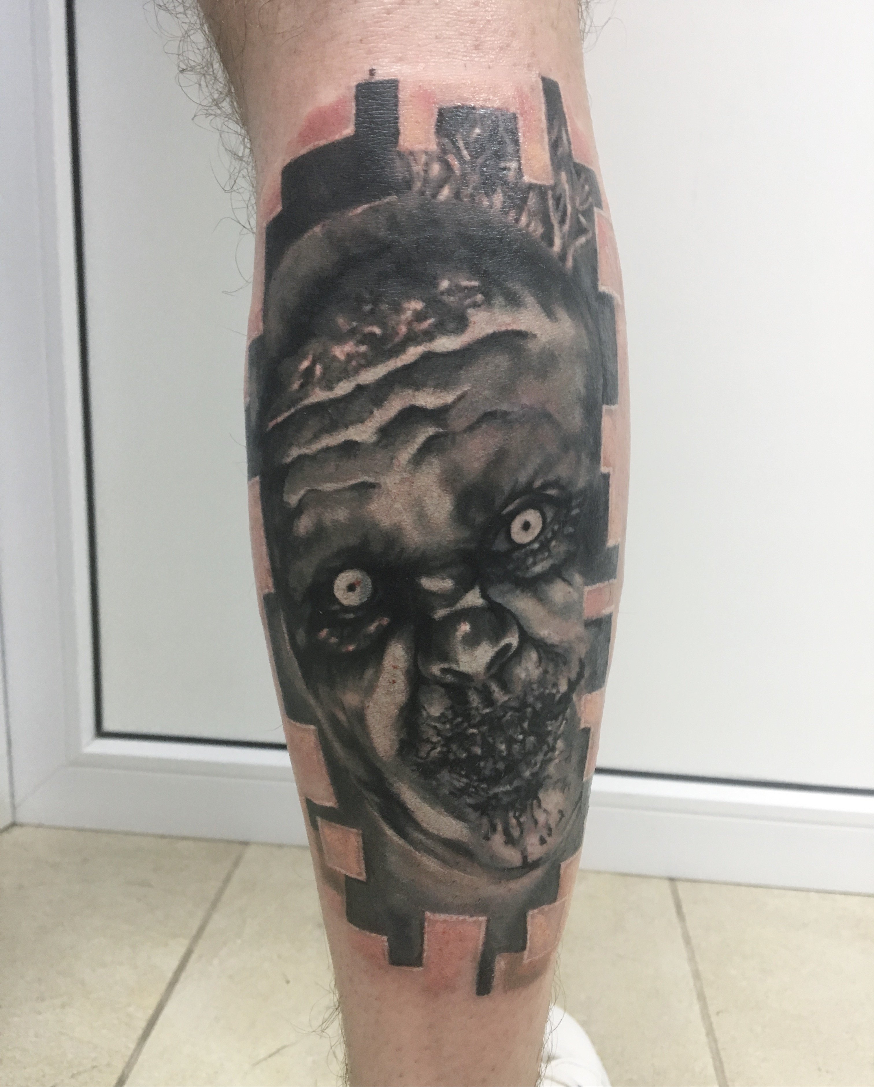 Мужские на ноге реализм, фото -  SAO Tattoo