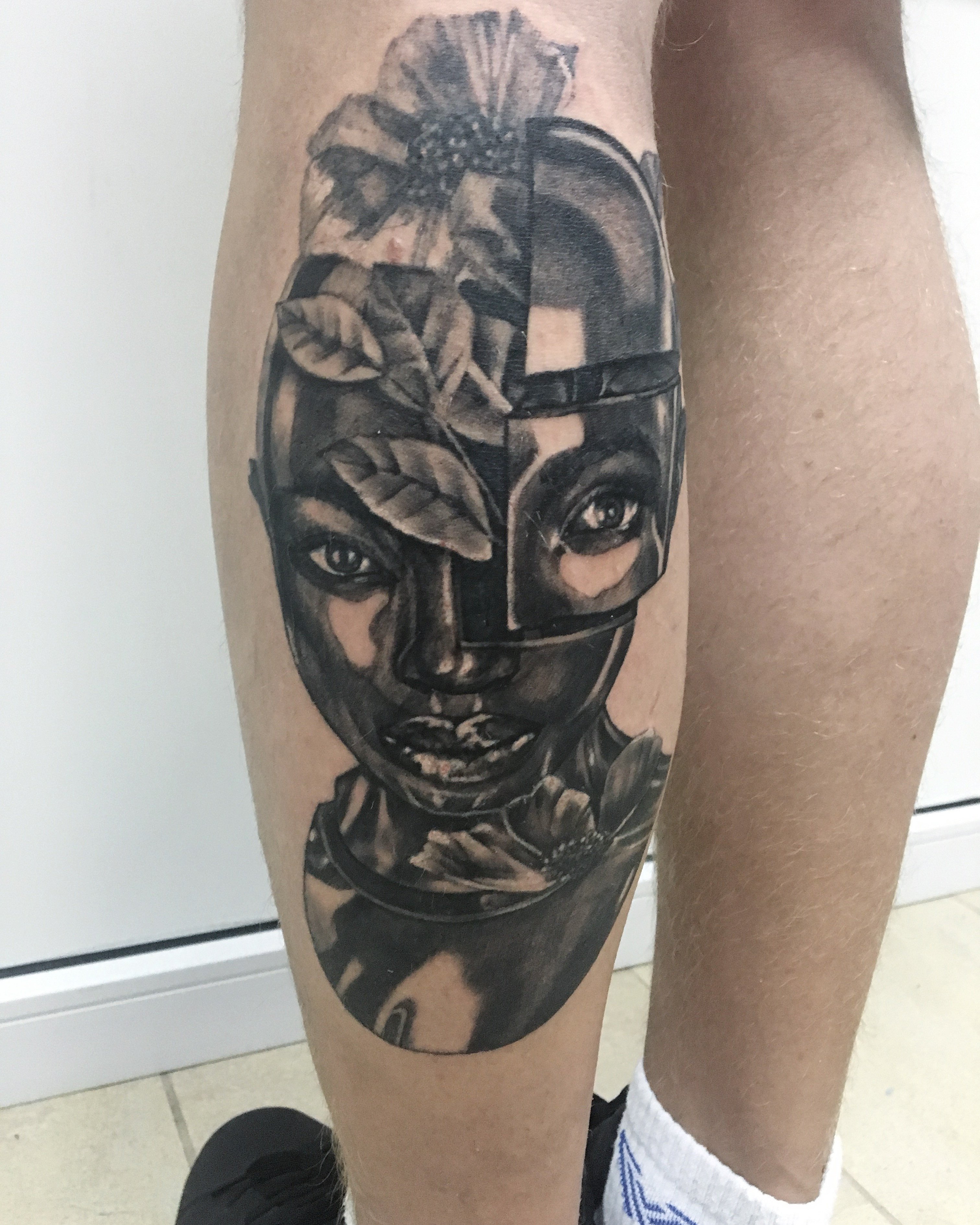 Мужские на ноге реализм, фото -  SAO Tattoo