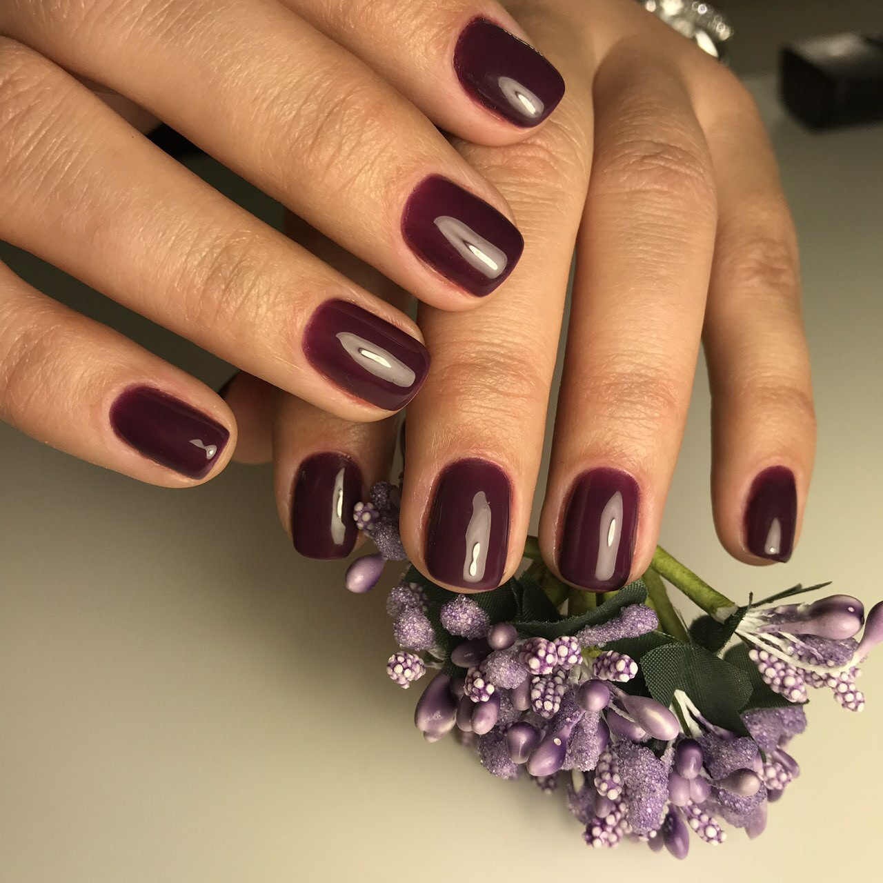 Манікюр на короткі нігті бордовий однотонний (монохромний), фото -  Lotos&LR