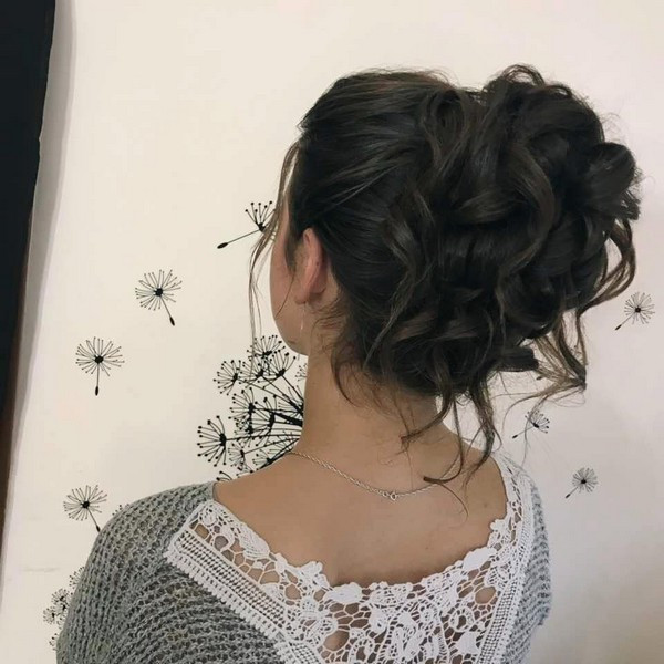 Укладка волос прическа пучок небрежный, фото - Студия красоты FRESH LOOK