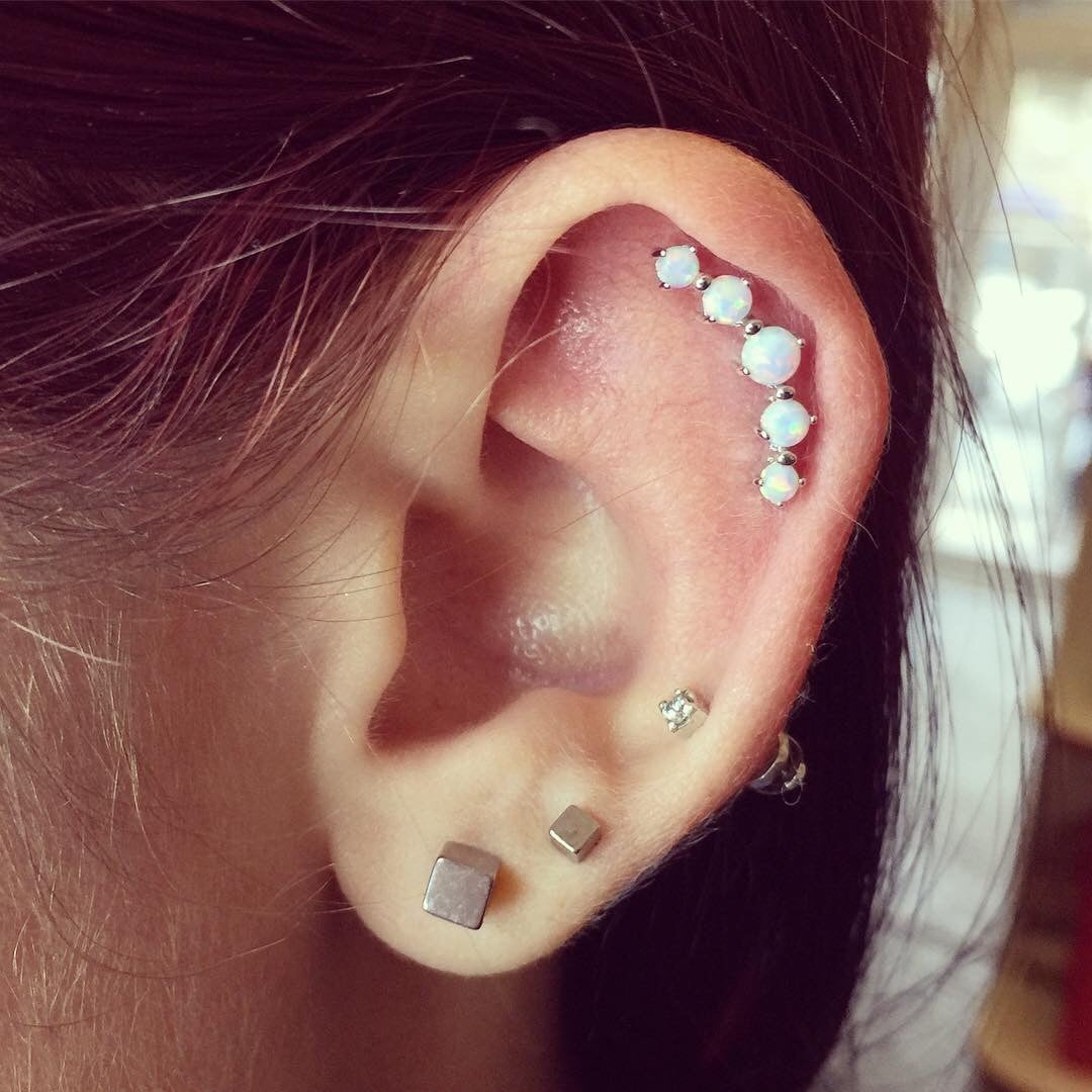 Пирсинг хеликс, фото -  VeAn Tattoo White