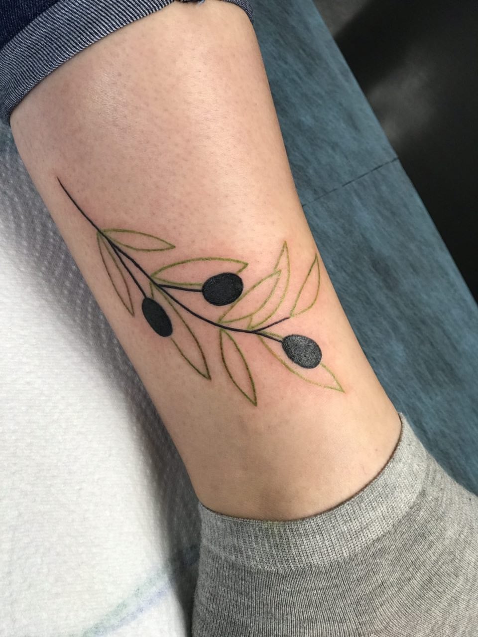 Женские на ноге цветные, фото -  VeAn Tattoo Black