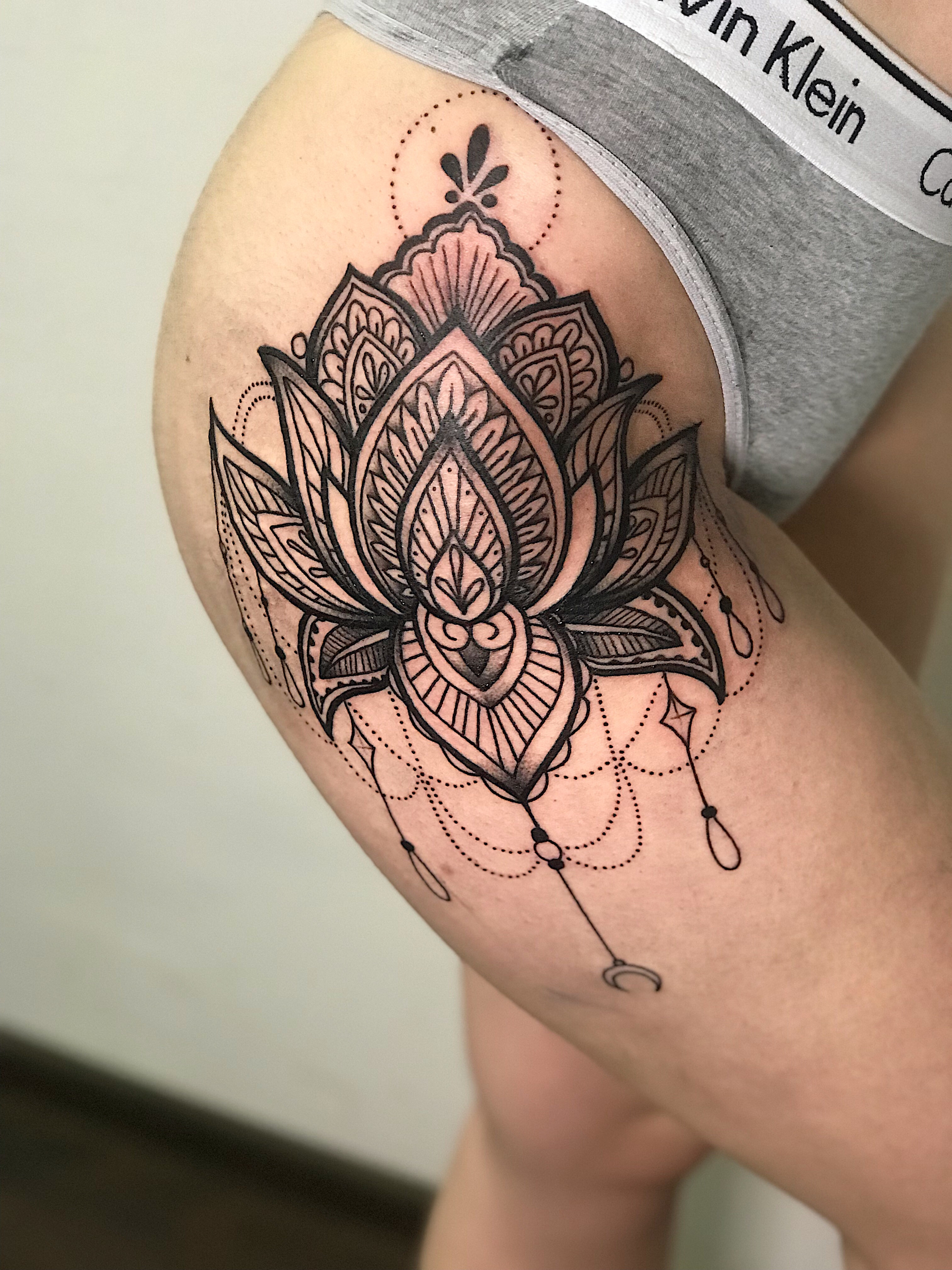 Для дівчат чорно-білі на стегні, фото - Тату майстер Дарья Иванько