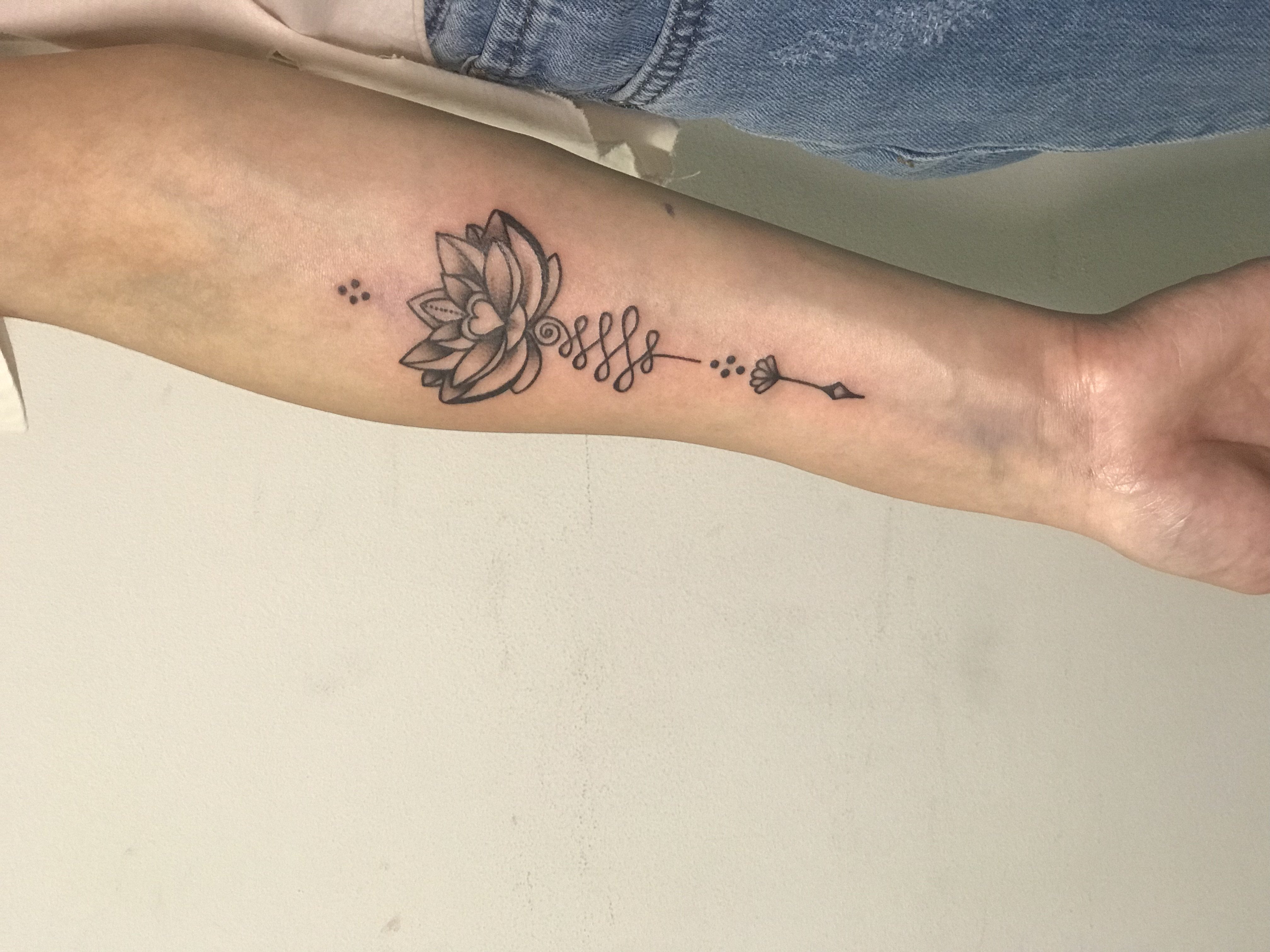 Для дівчат на передпліччі чорно-білі, фото - Тату майстер Дарья Иванько