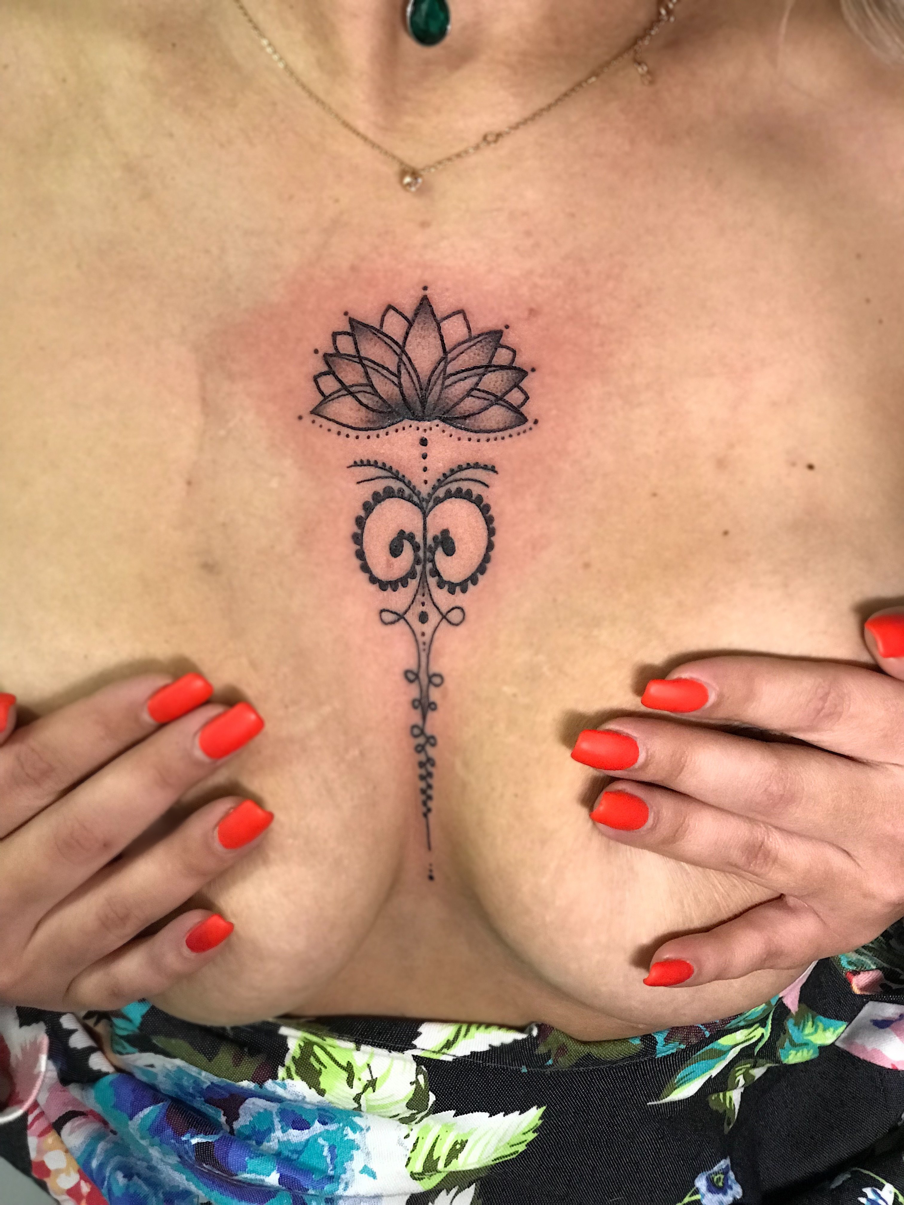 Для дівчат чорно-білі на грудях, фото - Тату майстер Дарья Иванько