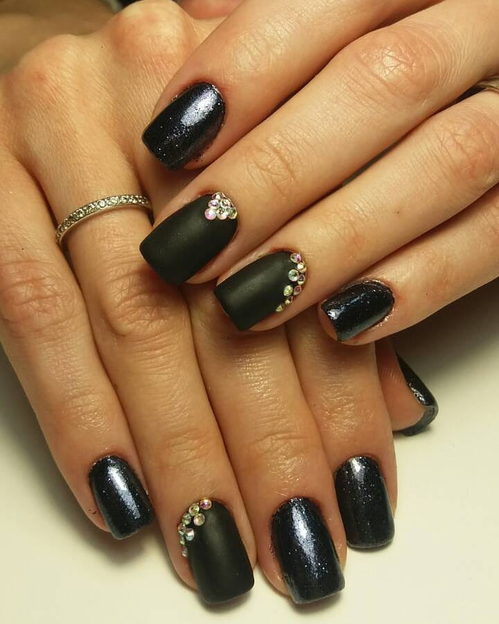 Маникюр на короткие ногти с блестками черный, фото -  Beauty Lab Sumy
