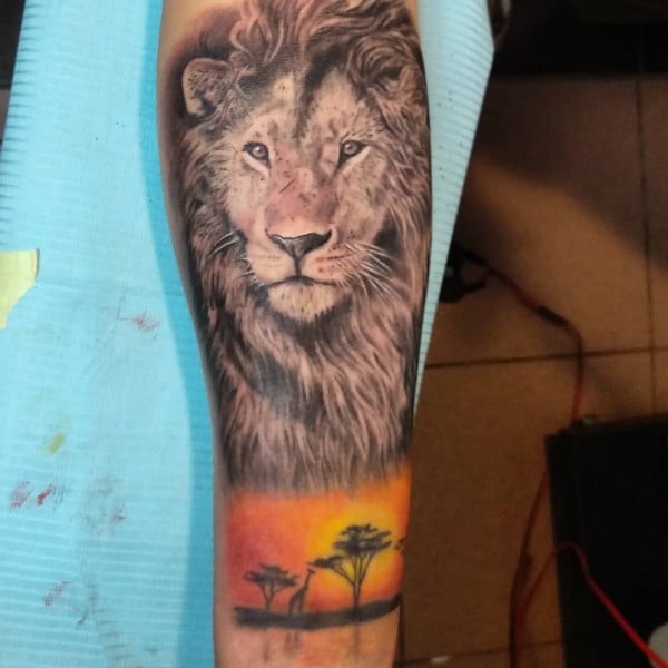 Цветные реализм на икре, фото -  Saba tattoo