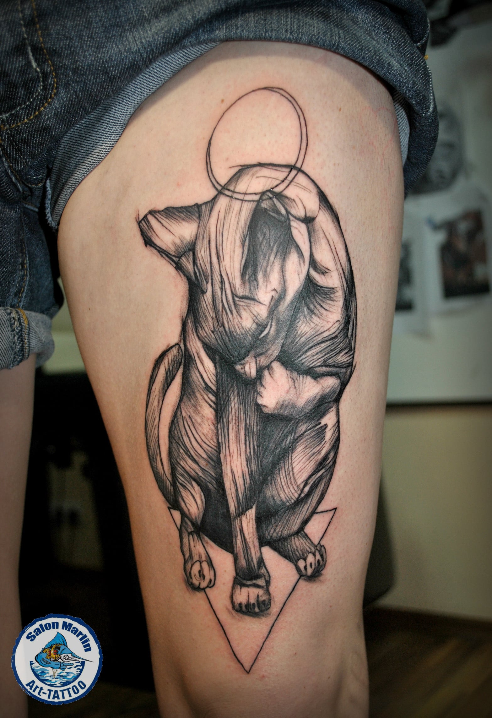 Для дівчат чорно-білі на стегні, фото - Тату салон Арт тату салон Marlin