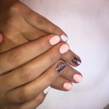 Манікюр на короткі нігті з блискітками персиковий, фото -  Александра Корченко