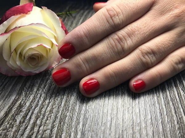Класичний манікюр червоний на короткі нігті, фото -  Terra felicitas