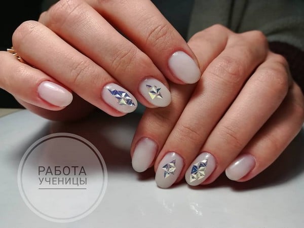 Нюдовий манікюр на овальні нігті з акцентом один ніготь, фото - Майстер манікюру Яна Миненко