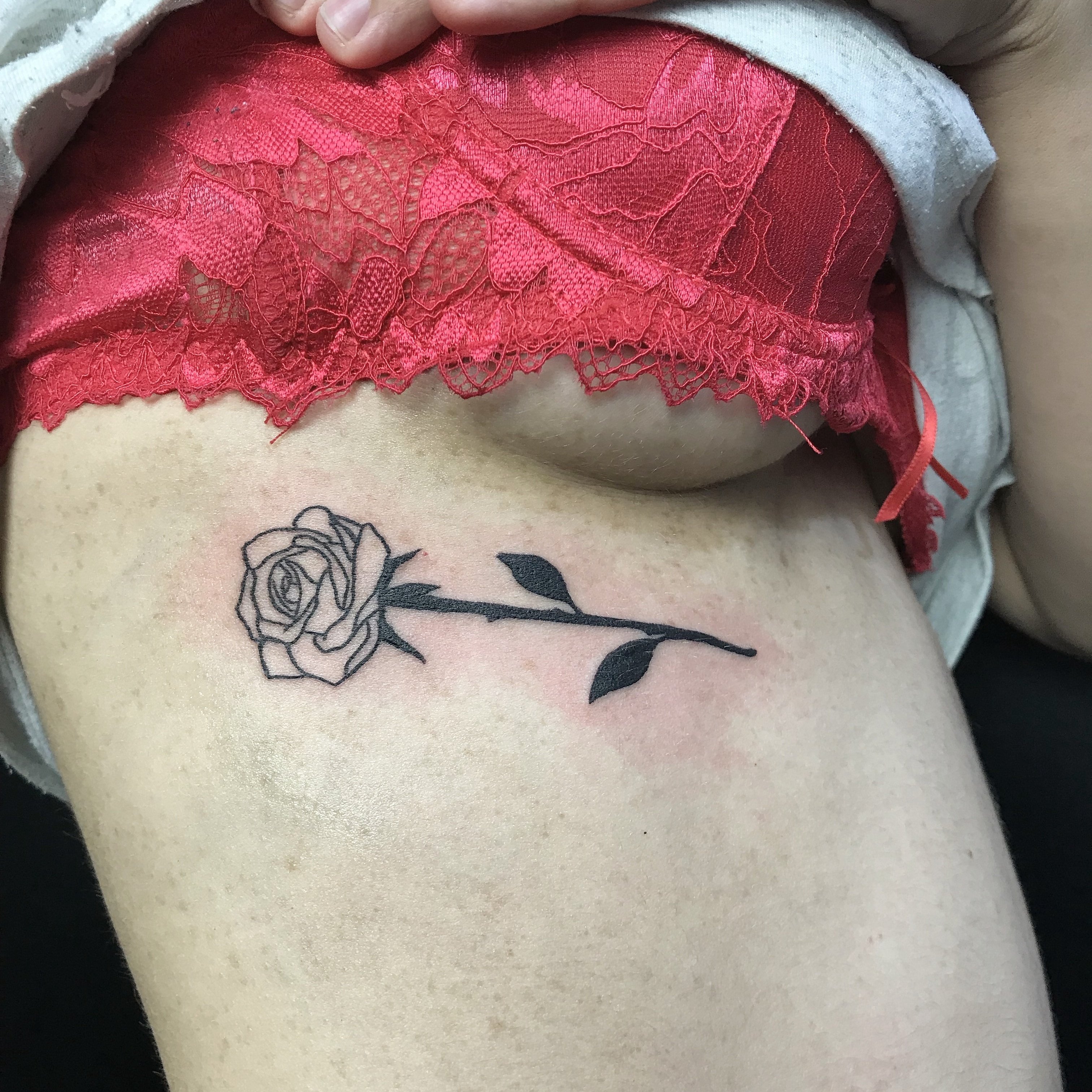 Женские роза под грудью, фото - Тату мастер Сергей Прокофьев