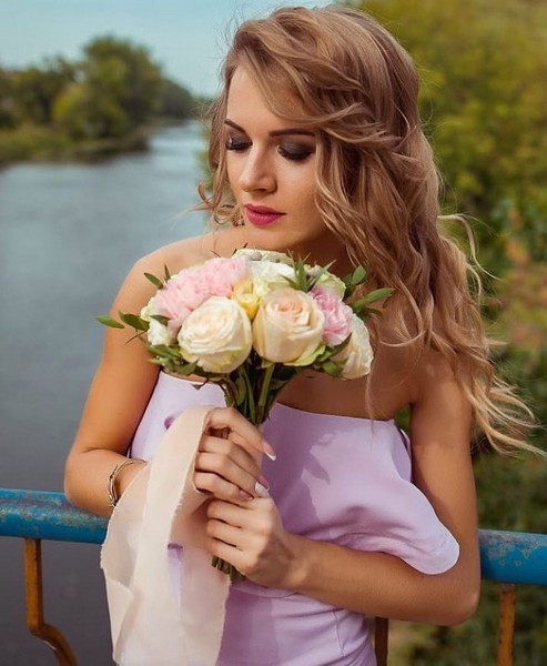 Фотосесія на природі з букетом у сукні, фото - Візажист Алина Молчанова