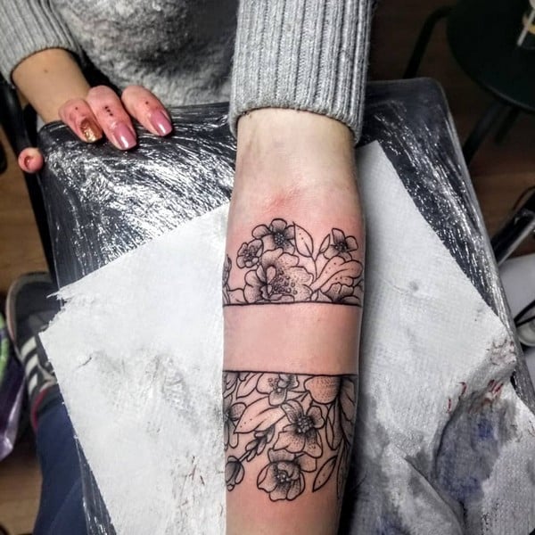 Чорно-білі квіти браслет, фото - Тату майстер Владислав Осадчий