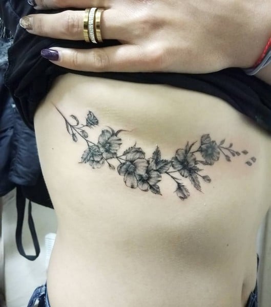 Женские под грудью, фото - Тату мастер Роман