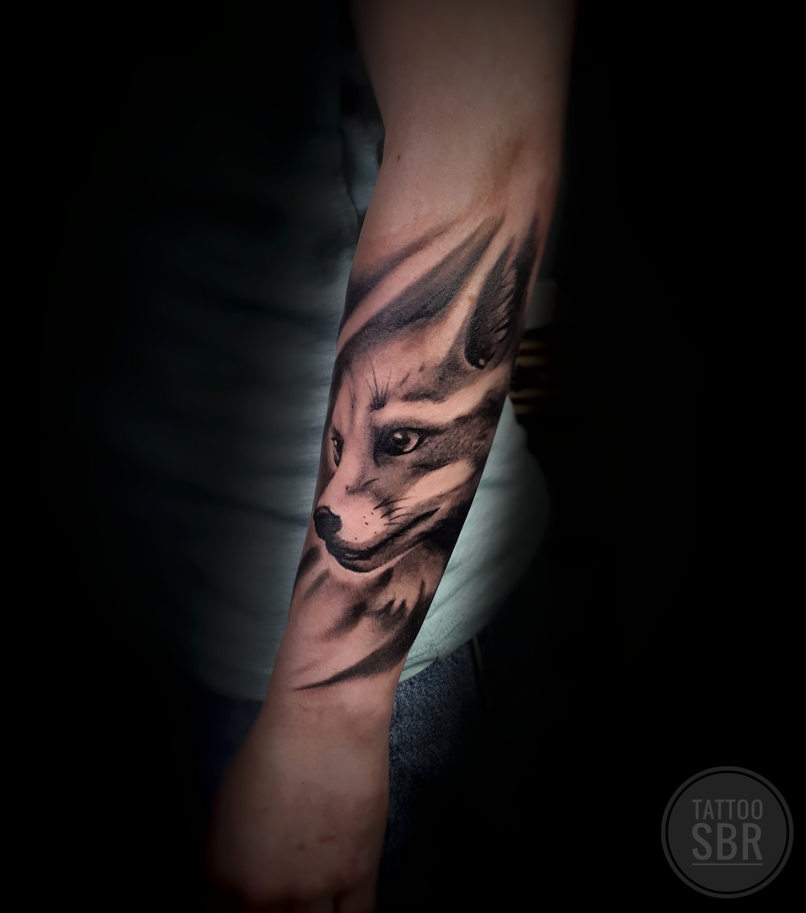 Для дівчат на передпліччі реалізм, фото - Тату майстер Володимир Костер