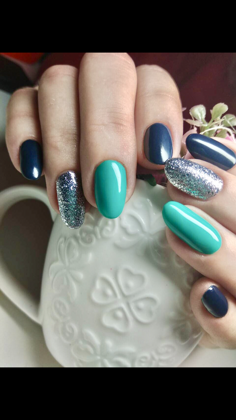 Маникюр миндаль с серебром на средние ногти, фото - Салон красоты He&She beauty salon