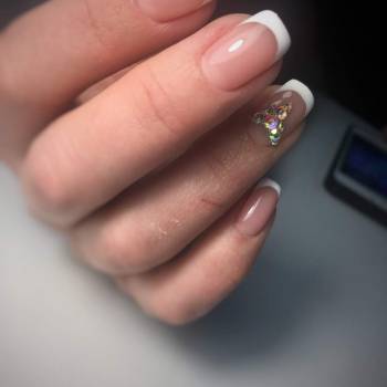 При покрытии френч инкрустация камнями в подарок